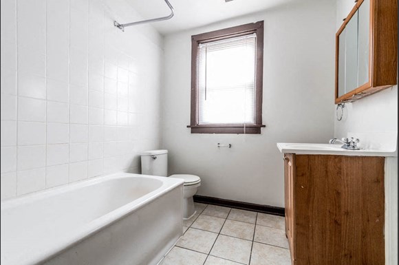 617 N Central Ave Apartments Chicago Bathroom